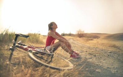 Jak dbać o skórę problematyczną podczas wycieczek rowerowych